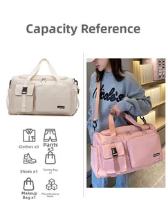 Détail de la capacité du sac montrant l'espace pour vêtements, chaussures et cosmétiques