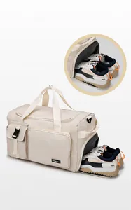 Détail du sac de voyage grande capacité avec un compartiment à chaussures latéral indépendant