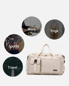 Détail du sac de voyage beige montrant les poches fonctionnelles et sangles modulables