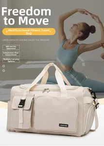 Détail du sac de fitness beige avec séparation sec-humide et compartiment à chaussures