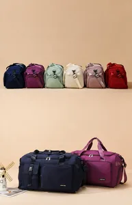 Détail du tissu en nylon imperméable et des poignées renforcées du sac de voyage de sport