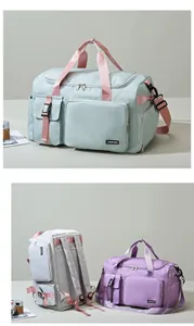 Detalle de bolsas de viaje en azul, gris y violeta con asas de cincha reforzadas