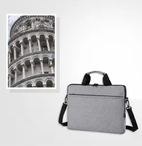 Dettaglio borsa per laptop grigia con tracolla regolabile e manici neri in tessuto