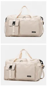 Vue détaillée de l'avant multi-poches d'un sac de sport blanc crème résistant à l'eau