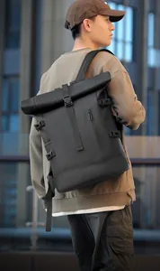 Détail du sac à dos étanche à fermeture par enroulement avec boucles réglables