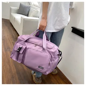 Detalle de la bolsa de viaje morada que muestra el bolsillo lateral y tejido de nailon