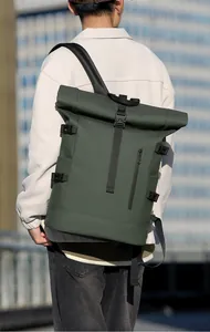 Détail du sac à dos vert foncé à fermeture par enroulement avec fermeture éclair latérale