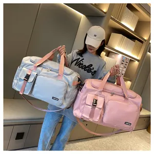Detalle de las bolsas de viaje multifuncionales en colores azul y rosa de nylon suave