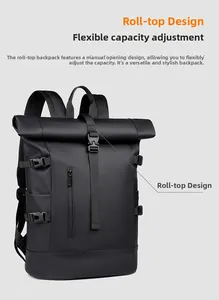 Détail de la fermeture roll-top imperméable avec boucle sur sac à dos voyage noir