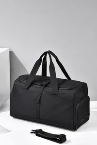 Dettaglio della grande borsa da viaggio nera impermeabile con scomparto e tracolla