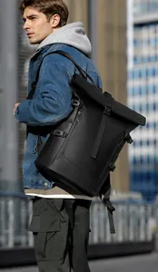 Dettaglio dello zaino roll-top nero opaco impermeabile con zip laterale e fibbie regolabili