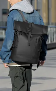 Détail d'un sac à dos noir à fermeture par enroulement avec boucle latérale et fini mat
