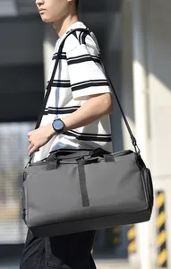 Vista laterale della grande borsa da viaggio impermeabile con scomparto scarpe separato