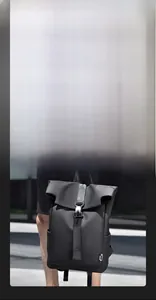 Dettaglio dello zaino nero impermeabile con fibbia magnetica e fascia per trolley sul retro