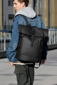 Dettaglio dello zaino da viaggio nero impermeabile con chiusura roll-top e zip frontale