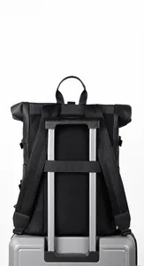 Détail du sac à dos de voyage avec sangle de fixation sur poignée de valise