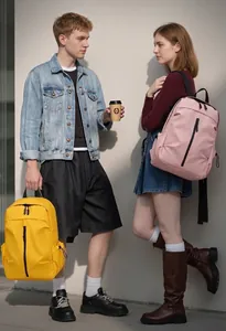 Detalle de mochilas de nailon resistentes al agua estilo urbano en amarillo y rosa suave
