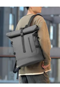 Détail du sac à dos de voyage imperméable gris foncé à fermeture roll-top et boucles latérales