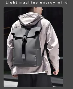 Dettaglio della chiusura roll-top e fibbia magnetica sullo zaino techwear grigio uomo