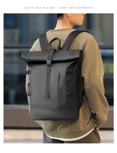 Vue extérieure d'un sac à dos d'affaires noir imperméable à fermeture roll-top sur modèle