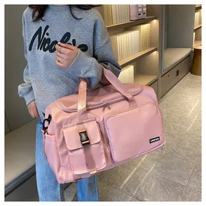 Bolsa de gimnasio rosa de nailon impermeable con diseño multibolsillo y acabado brillante