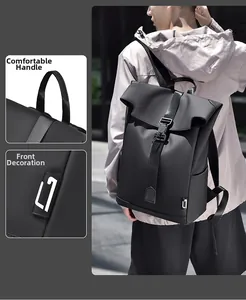 Dettaglio dello zaino nero minimalista con patta magnetica e manico rinforzato
