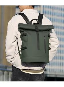 Vue de dos d'un sac à dos de voyage d'affaires vert forêt étanche avec toit roulant