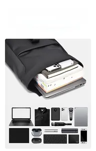 Dettaglio di zaino da viaggio con capiente interno per laptop e vari dispositivi digitali
