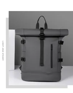 Gros plan d'un sac à dos gris mat imperméable avec fermeture roll-top et zip vertical