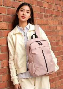 Detalle de mochila de nailon rosa resistente al agua con cremallera vertical
