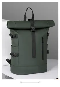 Vue détaillée du sac à dos vert foncé à dessus roulé avec finition mate et zip étanche