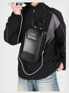 Zwarte hardshell borsttas met koolstofvezel textuur en USB-oplaadpoort aan de zijkant