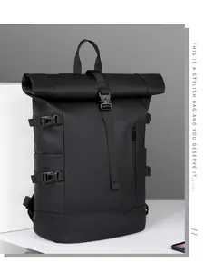 Vue détaillée de la fermeture à enroulement et des boucles latérales de ce sac à dos noir