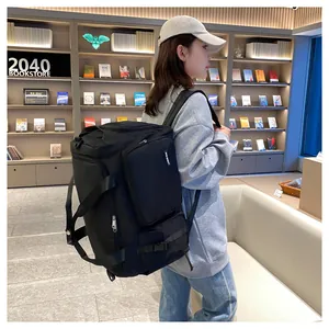 Detalle de una bolsa deportiva negra de gran capacidad con múltiples compartimentos