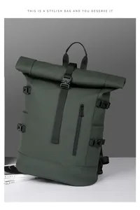 Détail du sac à dos vert foncé à fermeture par enroulement et boucles de réglage noir