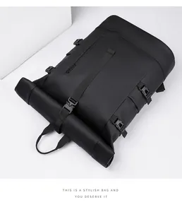 Vue de dessus d'un sac à dos roll-top noir en tissu imperméable mat avec des boucles