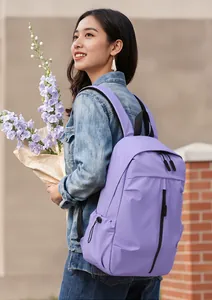 Detalle de una mochila lavanda impermeable ligera con cremallera vertical y bolsillo lateral