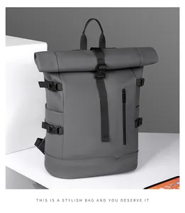 Gros plan du sac à dos gris foncé à fermeture roll-top avec revêtement imperméable et boucles