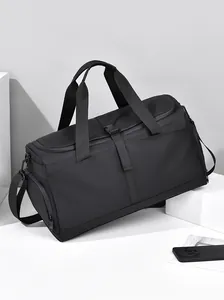 Dettaglio borsa da viaggio nera con tracolla, fibbia e trama del tessuto opaco nero
