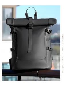 Dettaglio dello zaino impermeabile nero opaco con cinghie a fibbia resistenti e tasche con zip
