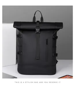 Détail du sac à dos étanche noir mat à rabat avec boucles tactiques et sangles latérales