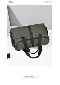 Dettaglio borsa da viaggio verde oliva con tessuto impermeabile e manici rinforzati