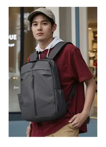 Mochila de nailon gris oscuro con cremallera vertical y bolsillos laterales de estilo urbano