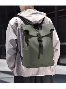Dettaglio dello zaino roll-top verde militare con fibbia nera indossato dal modello