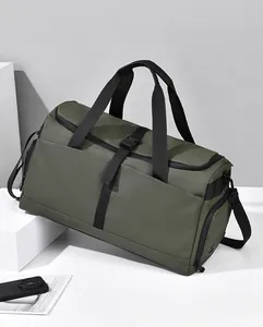 Dettaglio della borsa da viaggio verde militare con manici rinforzati e tracolla regolabile