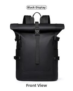 Vista frontale dello zaino business nero roll-top con tessuto opaco e fibbie dettagliate
