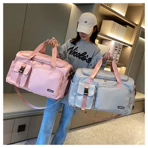 Vista de detalle de las bolsas de viaje impermeables en rosa y gris con múltiples bolsillos