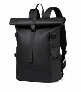 Vista laterale dello zaino impermeabile nero roll-top con fibbie tattiche e cinturini