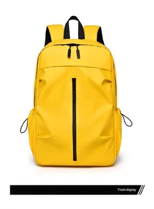 Vista detallada de la mochila amarilla con una elegante cremallera vertical negra estanca
