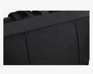 Vue macro du rembourrage en maille respirante et du panneau dorsal ergonomique du sac